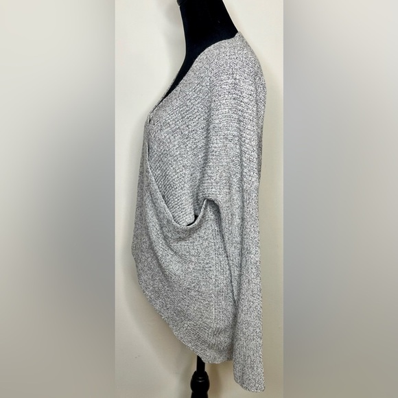TOPSHOP faux wrap V neck knit sweater
Gray/black Longer in back. Size 8 med
EUC - Picture 5 of 7